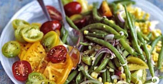 Салат с зеленой фасолью, кукурузой и помидорами
