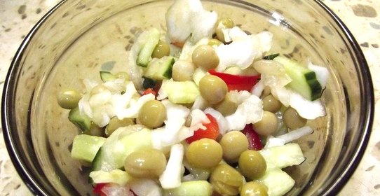 Салат из зеленого горошка и свежей капусты