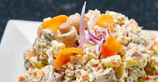 Салат из маринованных шампиньонов с картофелем