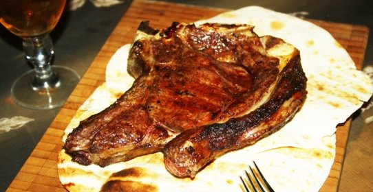 Говяжий антрекот на решетке на мангале