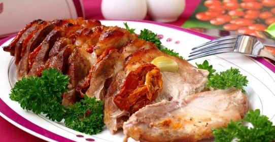 Свинина-гармошка с чесноком и вялеными помидорами