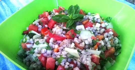 Салат из перловой крупы со свежими овощами