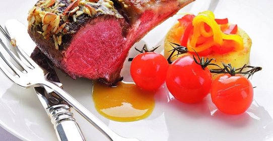 Корейка ягненка с чесночной полентой и сладким перцем