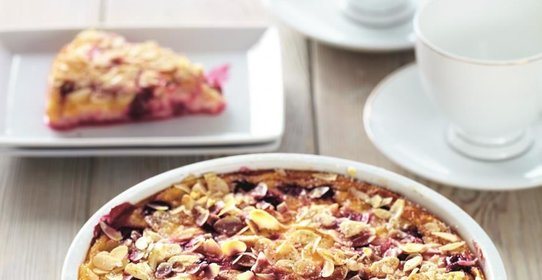 Ягодный десерт с миндалем