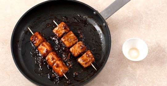 Шашлыки из форели в соусе терияки с салатом чука