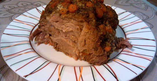 Буженина с чесноком, морковью и травами