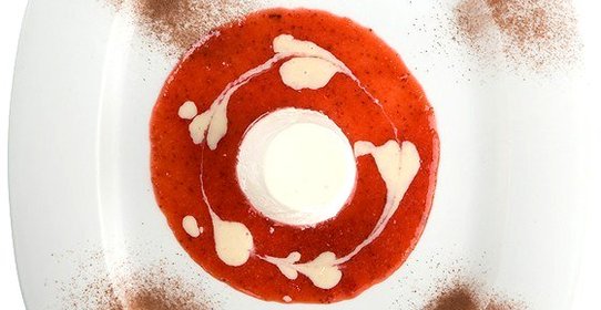 Панна-котта с пахтой, клубникой и черным перцем