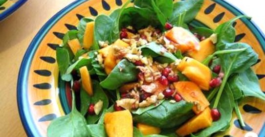 Салат с хурмой и орехами