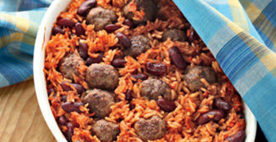 Запеченная фасоль с рисом и фрикадельками