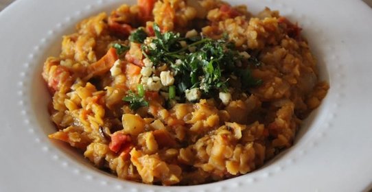 Пряная красная чечевица с кинзой и грецким орехом