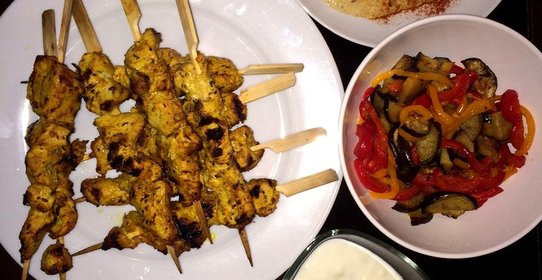 Шашлычки из индейки с йогуртовой заправкой и салатом из огурцов