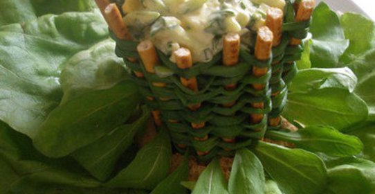 Яичный салат с рукколой в луковой корзинке