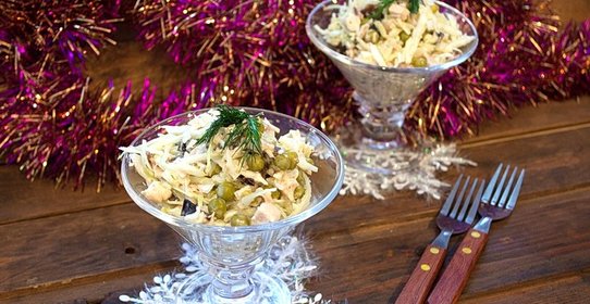 Салат Новогодний с курицей и черносливом