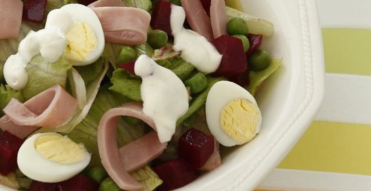 Салат со свеклой, горошком и ветчиной