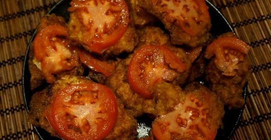 Свиные отбивные с чесноком и помидорами