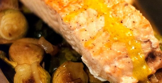 Жареные филе лосося и брюссельская капуста