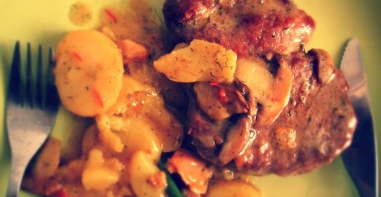 Мясо в сливочном соусе с овощами