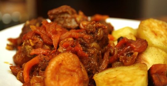 Баранина с томатом и курагой