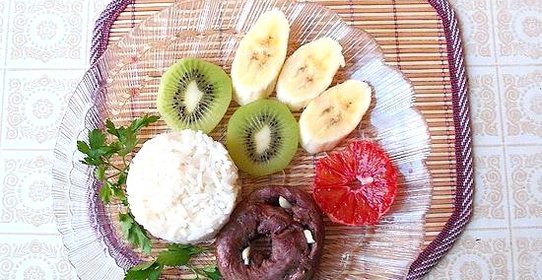 Салат из риса с сердцем и фруктами