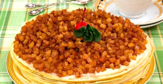 Блинный торт с заварным кремом, яблоками и корицей
