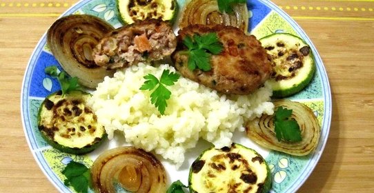 Котлеты с помидорами и кабачками с рисом на гарнир
