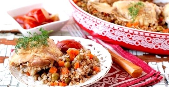 Гречневая каша с курицей и овощами под фольгой