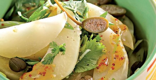 Теплый салат из кольраби с каперсами и кинзой