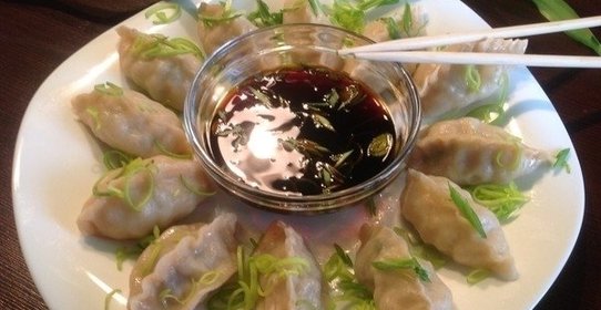 Китайские пельмени со свининой и капустой