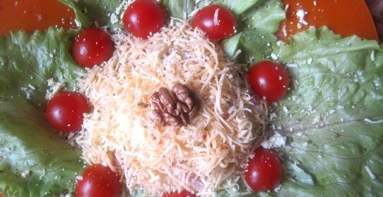 Салат с ветчиной и грецкими орехами