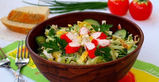 Салат с молодой капустой, крабовыми палочками и омлетом