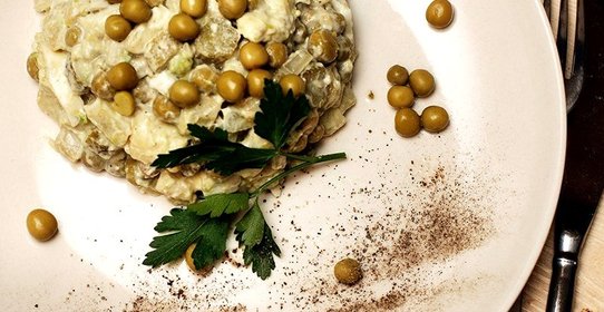 Вегетарианский оливье с авокадо