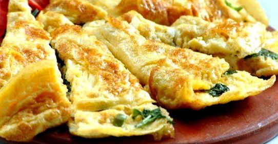 Омлет с тыквой, карамелизованным луком, горгонзолой и шалфеем