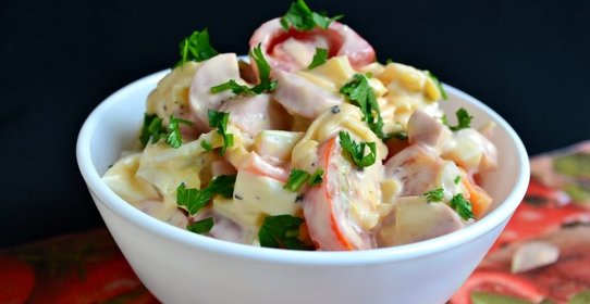 Салат из помидоров с сыром и сосисками