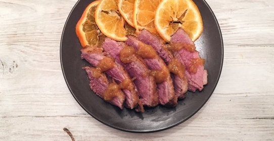 Утиная грудка в мандариново-ромовом соусе