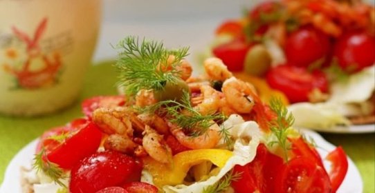Салат с овощами и креветками