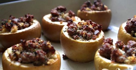 Запеченные яблоки с мясной начинкой