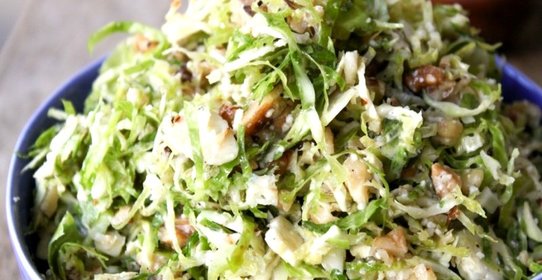 Салат с капустой, яблоками и брюссельской капустой