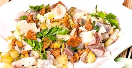 Рыбный салат с грибами