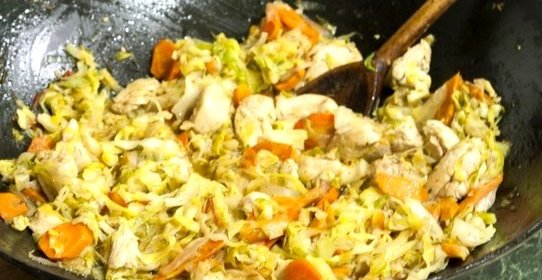 Тушеная капуста с куриной грудкой