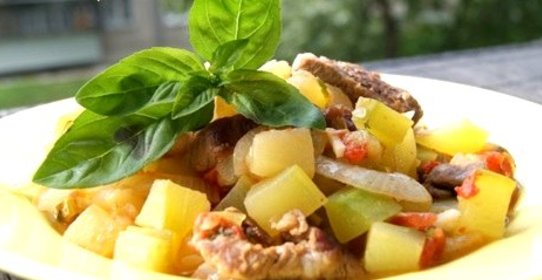 Мясо с кабачками и картофелем