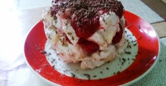 Творожный десерт с фруктами и ягодами