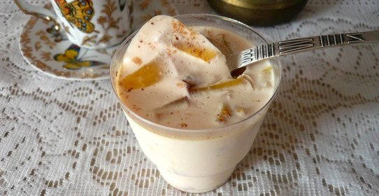 Желейный десерт с персиком и корицей