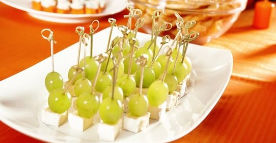 Канапе с сыром и виноградом