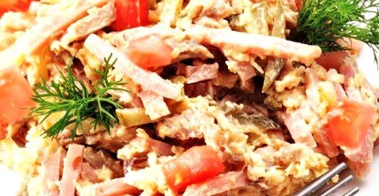 Салат из бекона с сыром, грецкими орехами и каперсами