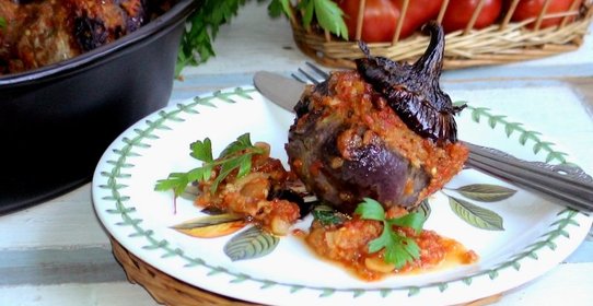 Запеченные фаршированные баклажаны в томатном соусе