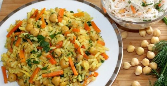 Плов с нутом и салат из квашенной капусты