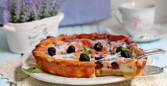 Тарт с ежевикой и сметанной заливкой