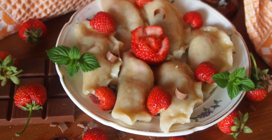 Заварные вареники с клубникой и шоколадом