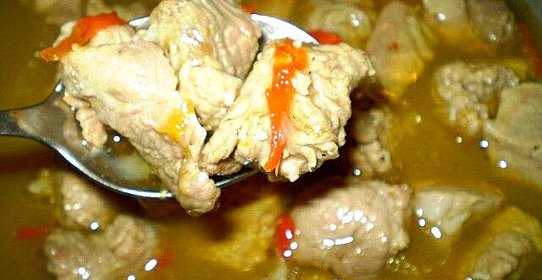 Мясо тушенное со сливами и перцем чили