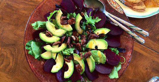Салат со свеклой, грецкими орехами и авокадо